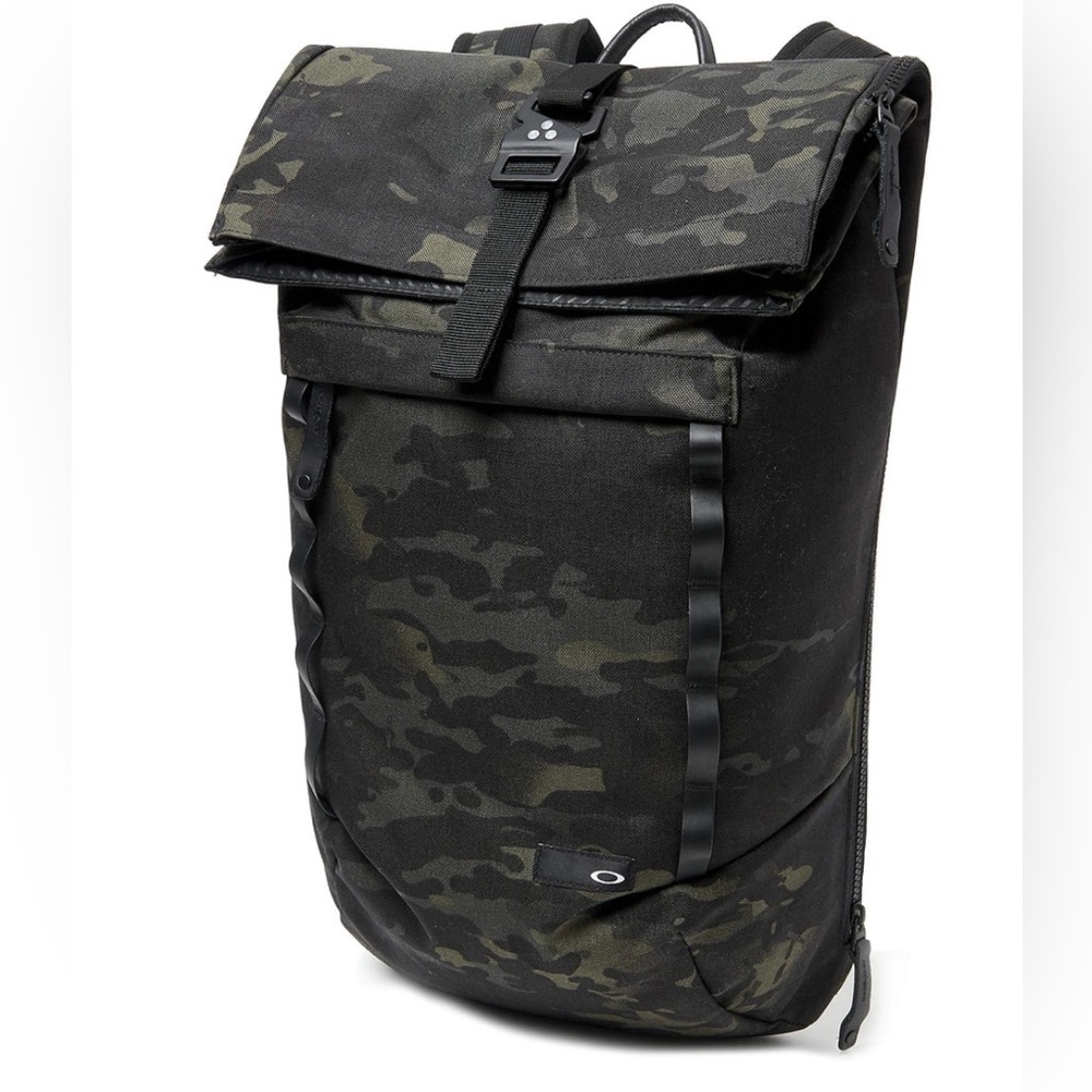 Oakley Men’s Voyage 23L Roll Top backpack